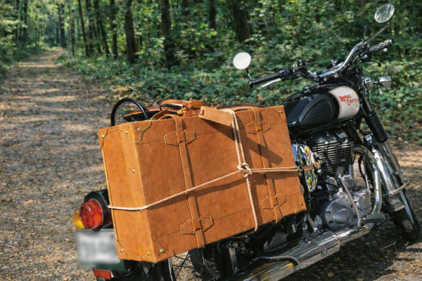 バイクとヌメ革トランクケース