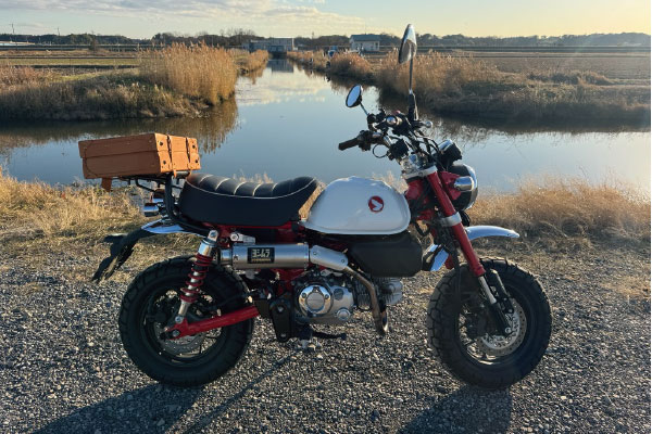 バイクとヌメ革トランクケース