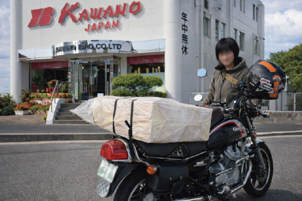 バイクとヌメ革トランクケース