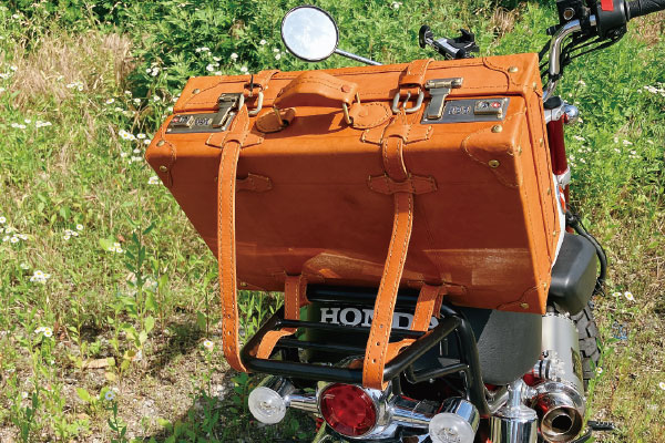 バイクとヌメ革トランクケース